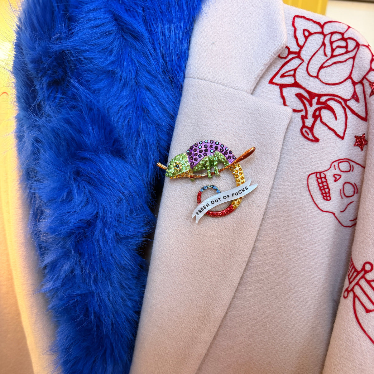 A CHAMELEON THAT’S GIVEN UP. Diamanté pin