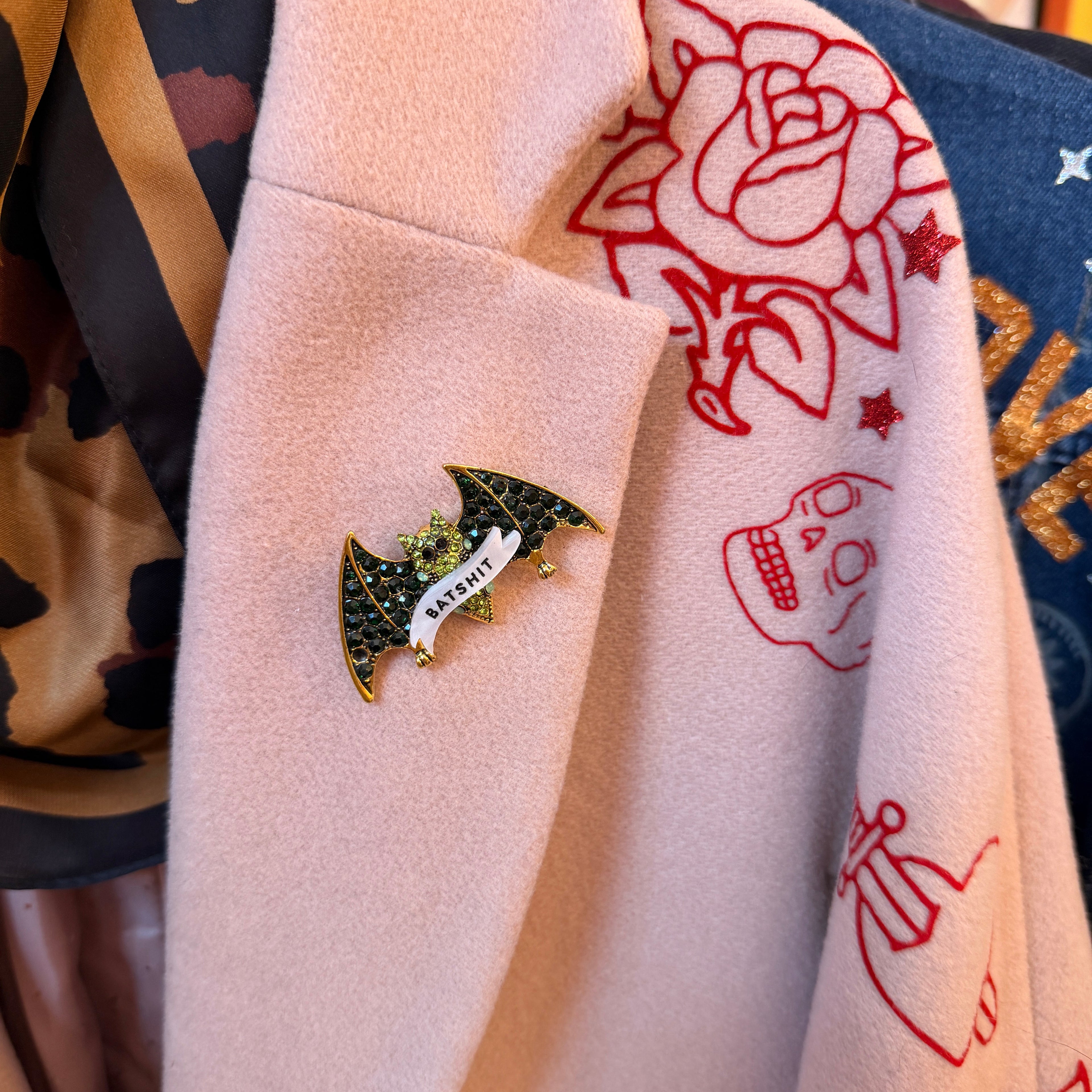 Batshit, diamanté bat pin