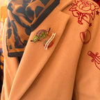 A CHAMELEON THAT’S GIVEN UP. Diamanté pin
