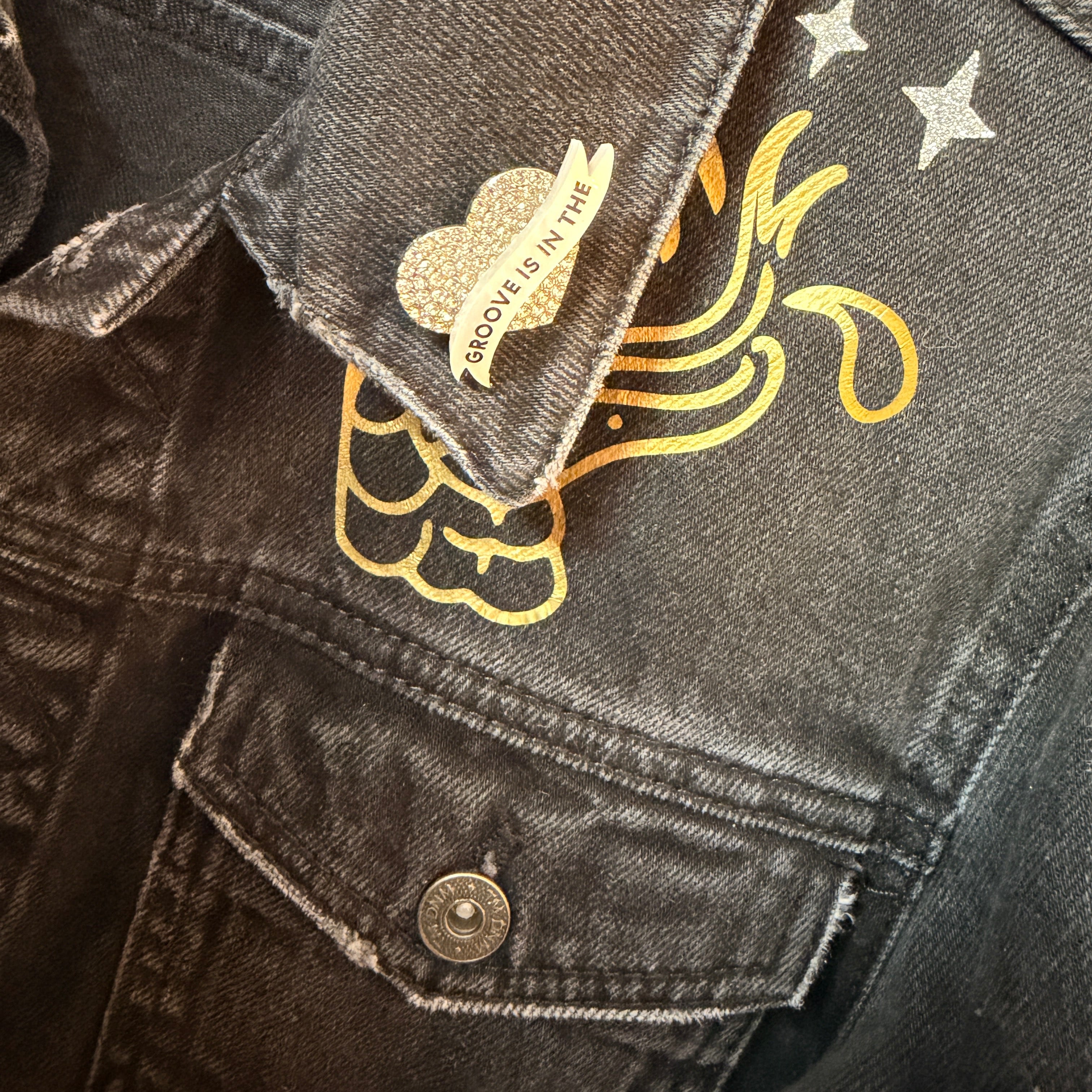 GROOVE IS IN THE HEART, diamanté pin