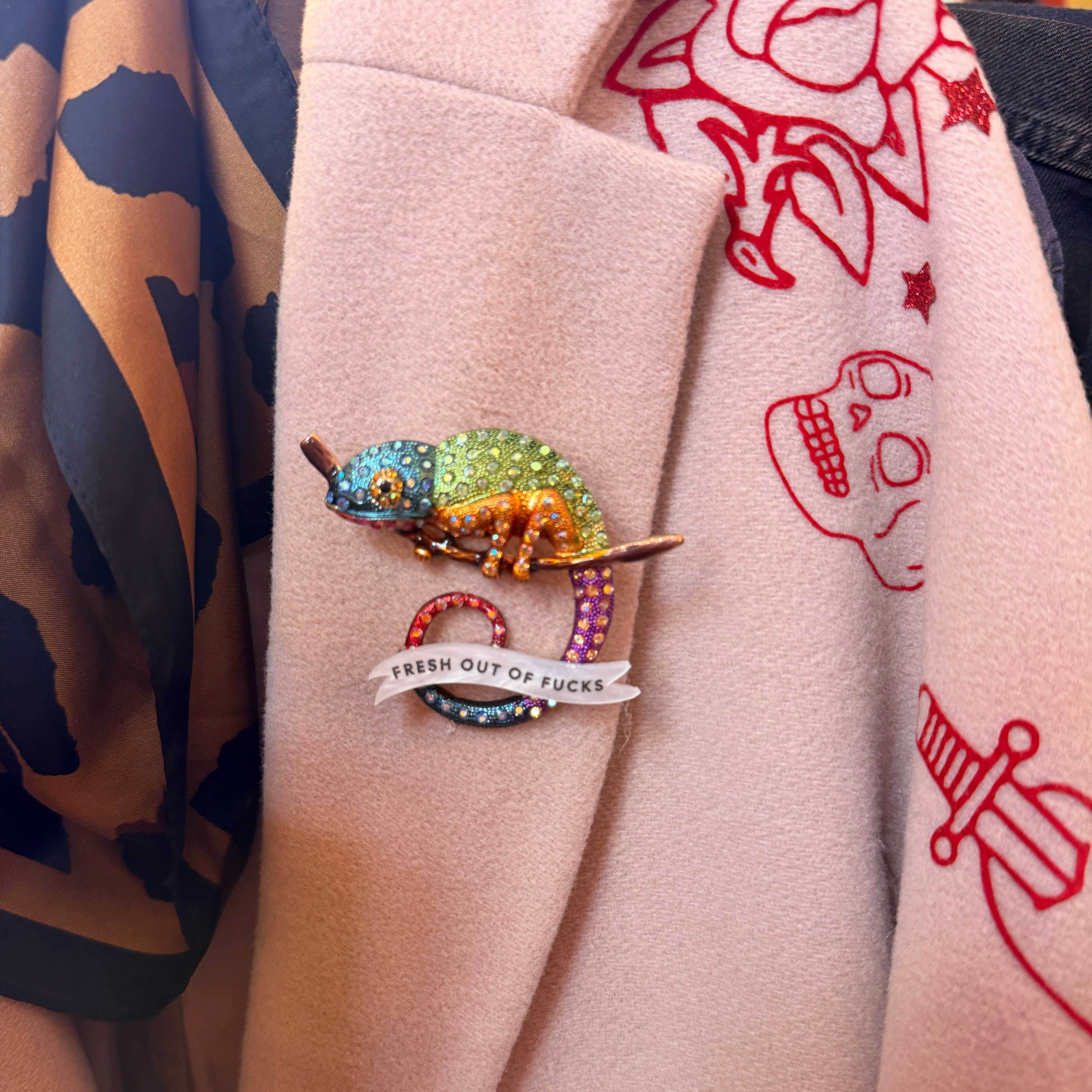 A CHAMELEON THAT’S GIVEN UP. Diamanté pin